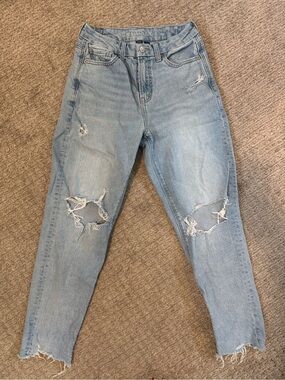EUC American Eagle Strigid ripped mom jeans - size 4